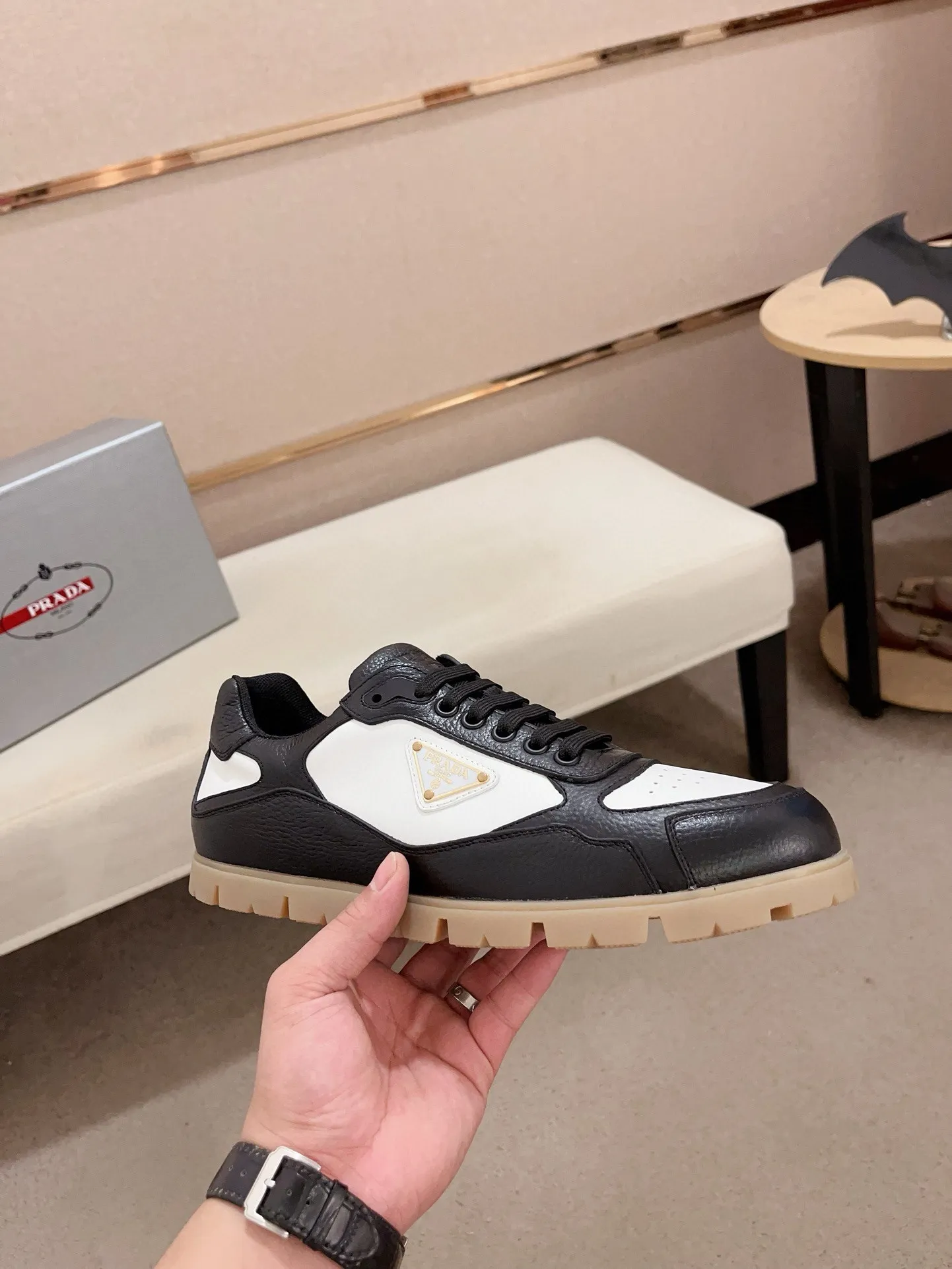 Men's shoes 💰 540💰 ✔️✔️✔️Higher version High-quality new PRADA (Prada) counters are launched at the same time. The new men's shoes and 😘 fabrics are made of high-tech glue-making technology. Lining: Full cowhide lining. 👍🏿 High-end ☄️ air-cushion molded anti-slip rubber outsole, exquisite lines, simple and elegant, comfortable and high-end for leisure travel. Code number: 38 to 44 (45 can be customized and cannot be returned or exchanged)